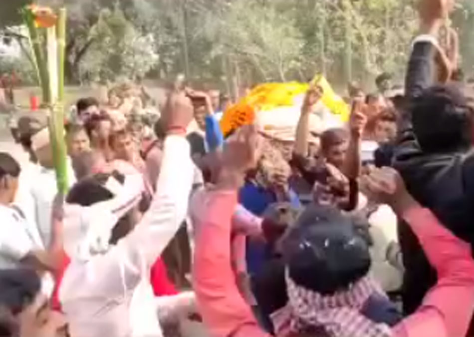 आर्केस्ट्रा डांसर के साथ निकली शव यात्रा