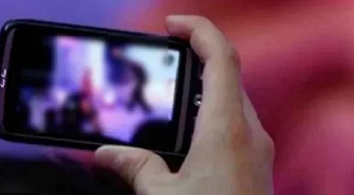 सभी महिलाओं को भेजे मैसेज