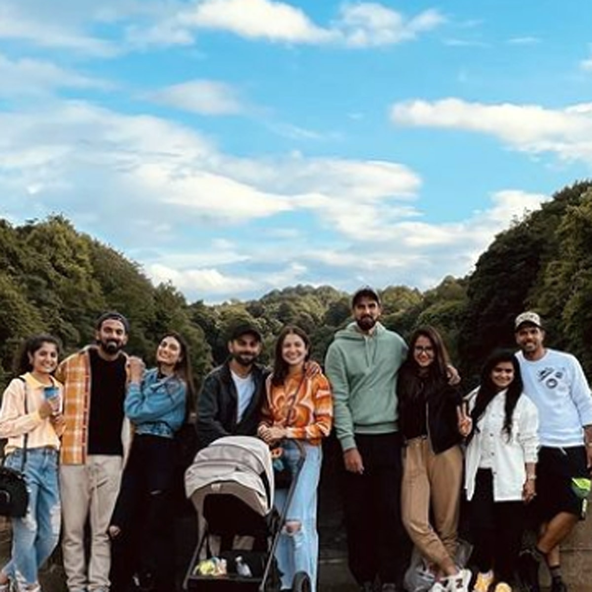 अथ‍िया शेट्टी-केएल राहुल ग्रुप फोटो में 