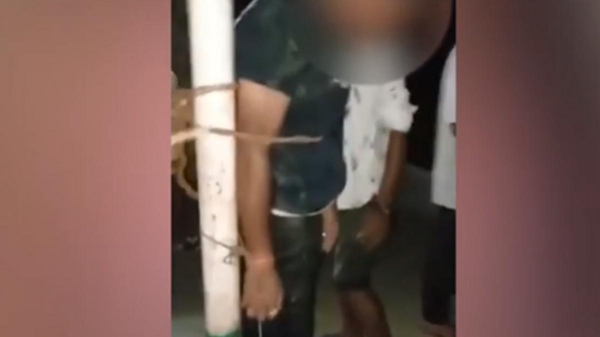 खंभे से बांधकर दारोगा की पिटाई