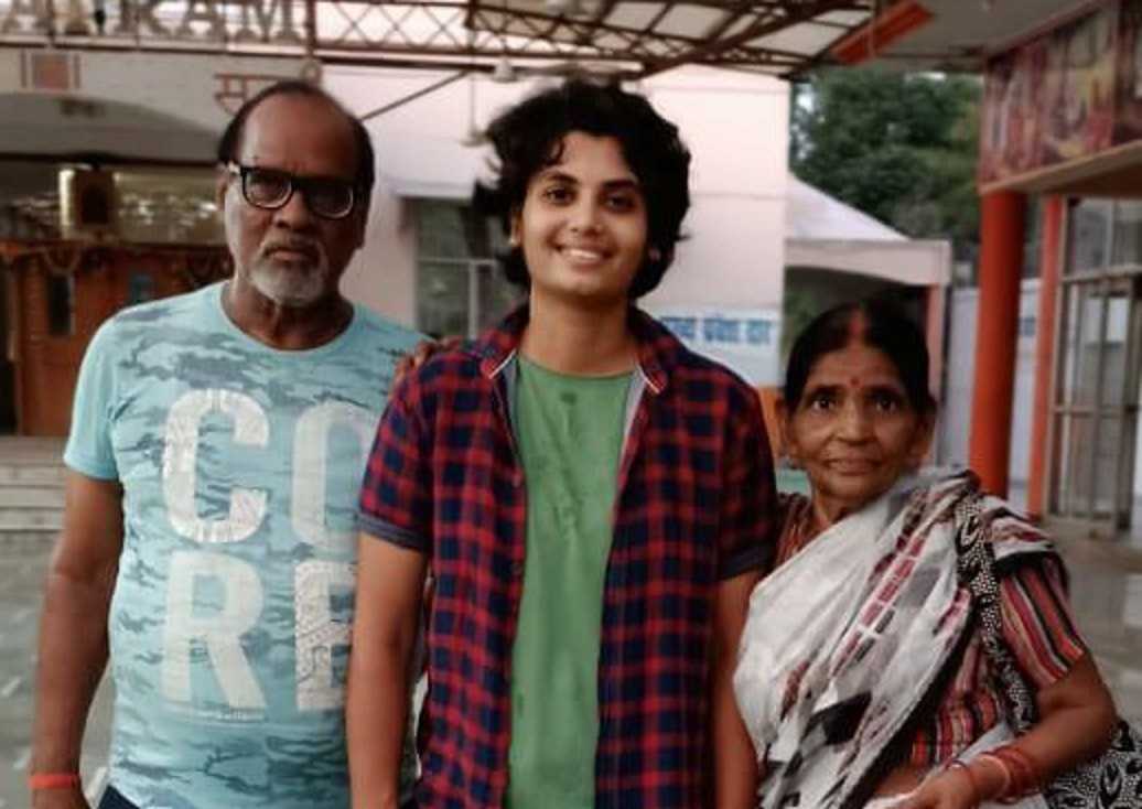 (परिवार के साथ मेघना सिंह)