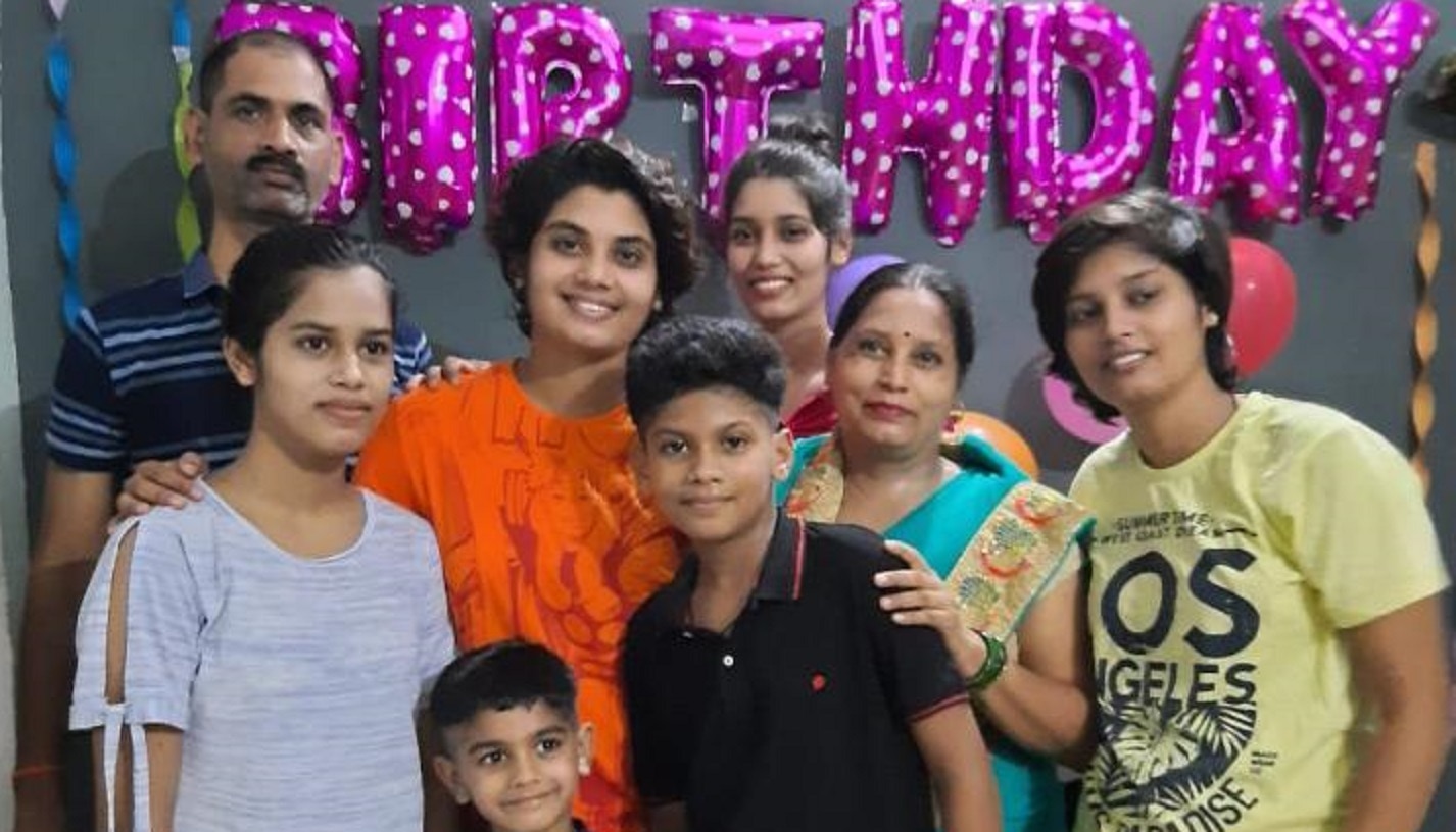 (परिवार के साथ मेघना सिंह)