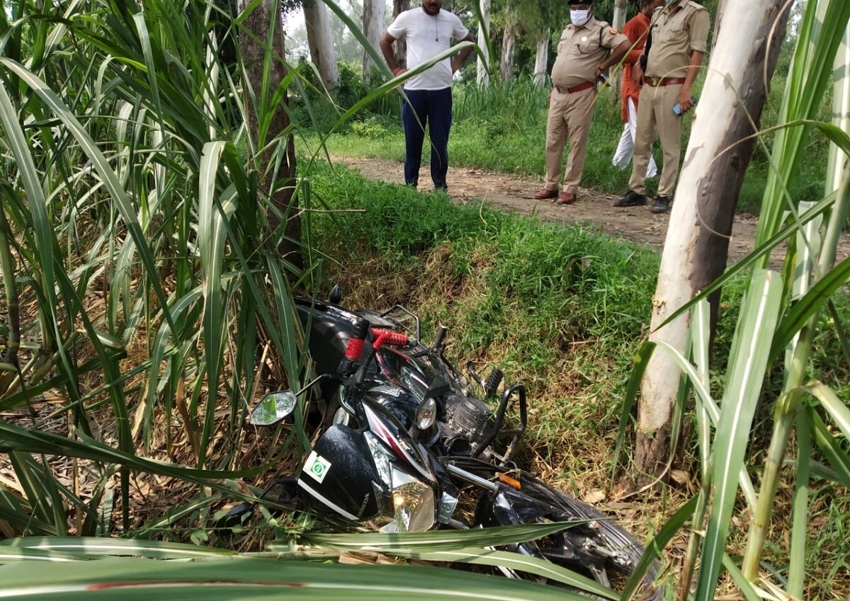 खेत में बाइक