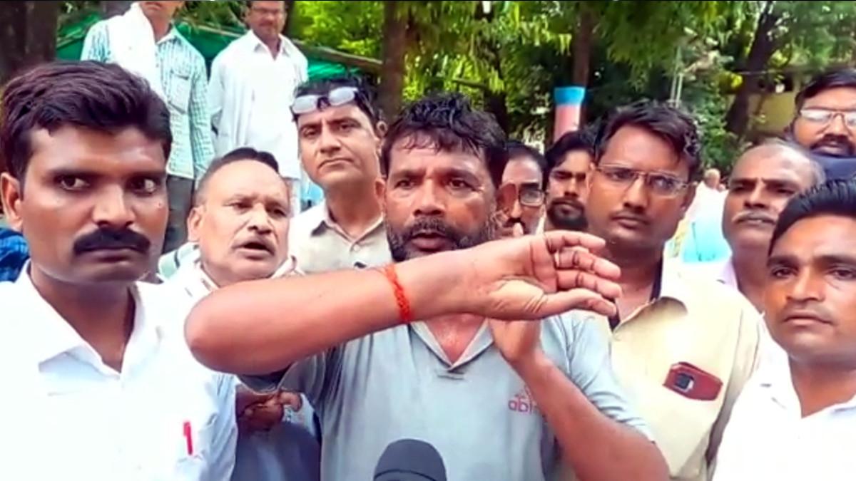 अलीगढ़: भाजपा मंडल अध्यक्ष को सब इंस्पेक्टर व सिपाहियों ने धुना, लाठी-डंडों से की पिटाई