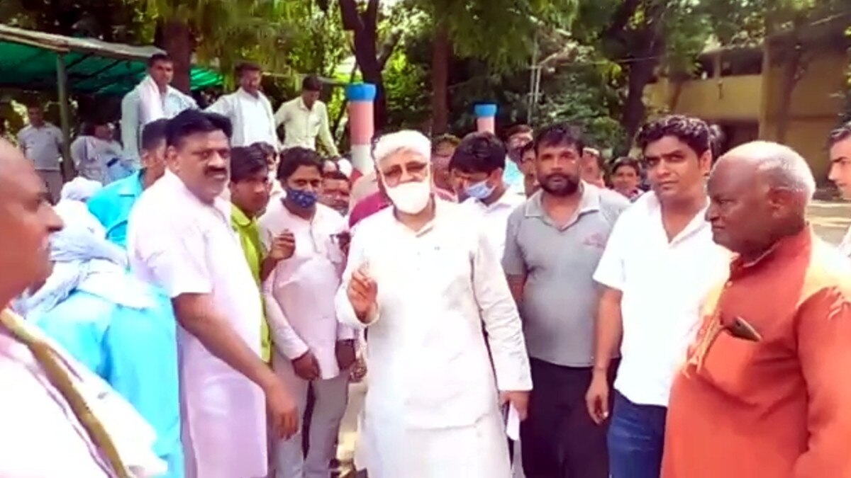 BJP Mandal President was beaten up by sub-inspector and constable