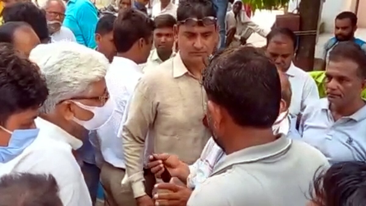 BJP Mandal President was beaten up by sub-inspector and constable