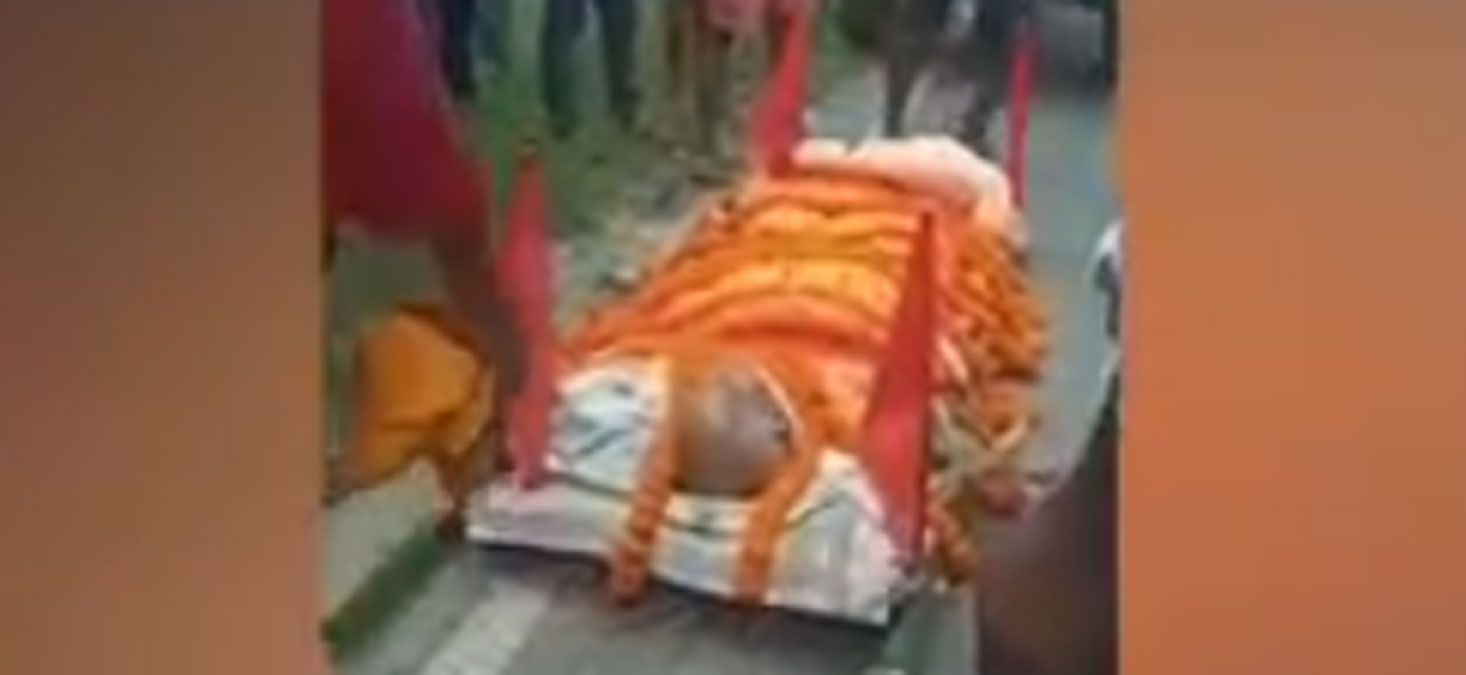 आर्केस्ट्रा डांसर के साथ निकली शव यात्रा