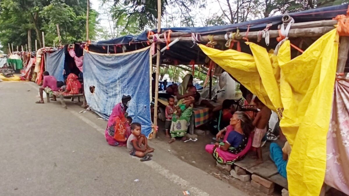 बाढ़ पीड़ितों ने BJP नेता से मांगी रोटी तो मिला उलटा जवाब