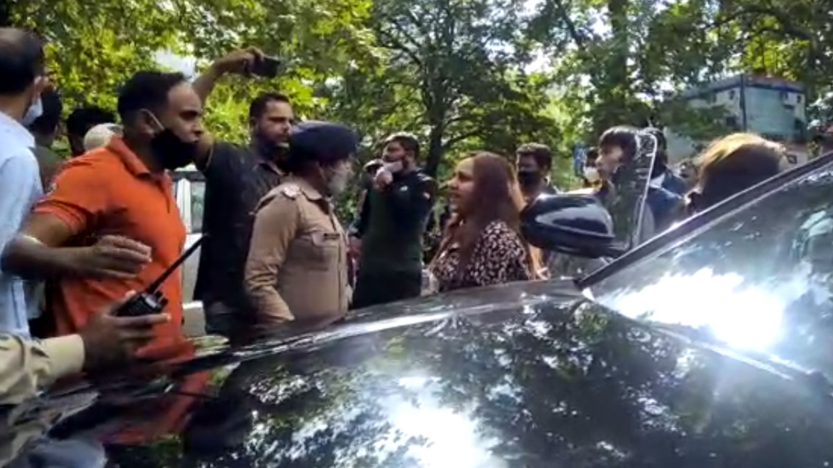 पर्यटको ने पुलिस से की बदसलूकी 