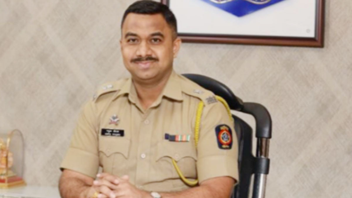 सड़क किनारे खड़ी बाइक को क्रेन ने सवार सहित उठाया