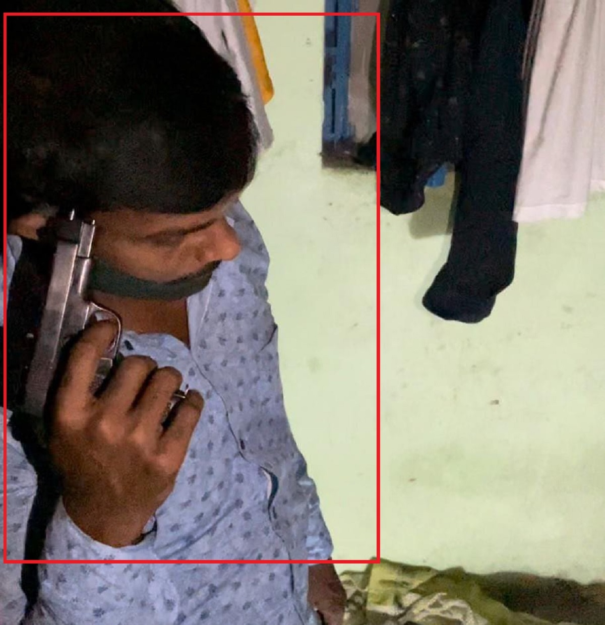 दोनों पर हैं कई मुकदमें