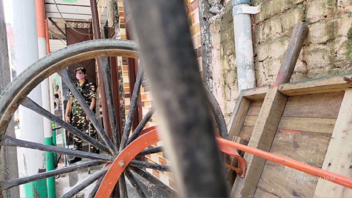 परिवार को निकाला बाहर