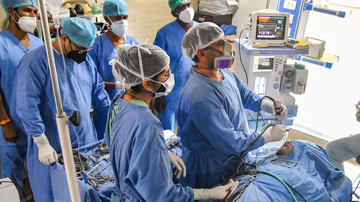  लिवर ट्रांसप्लांट के बाद अक्षत अपनी बहनों के साथ