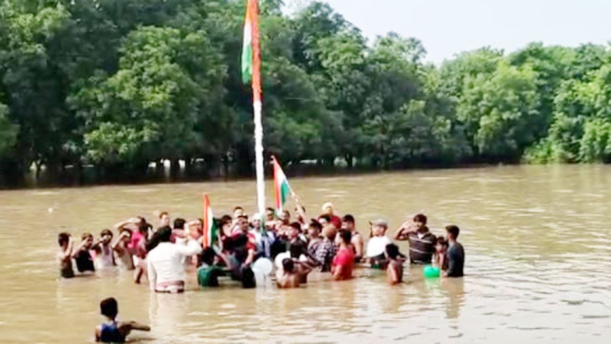 पानी में घुसकर लोगों ने  झंडोत्तोलन किया