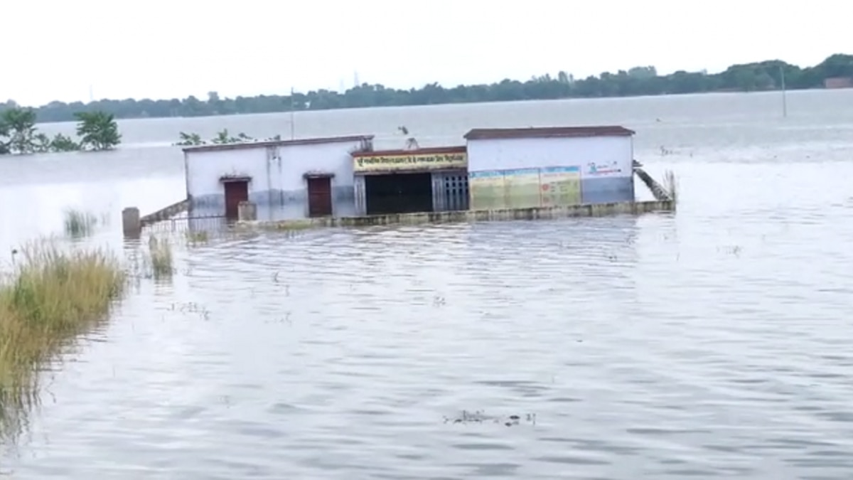 बाढ़ की वजह से डूबा स्कूल