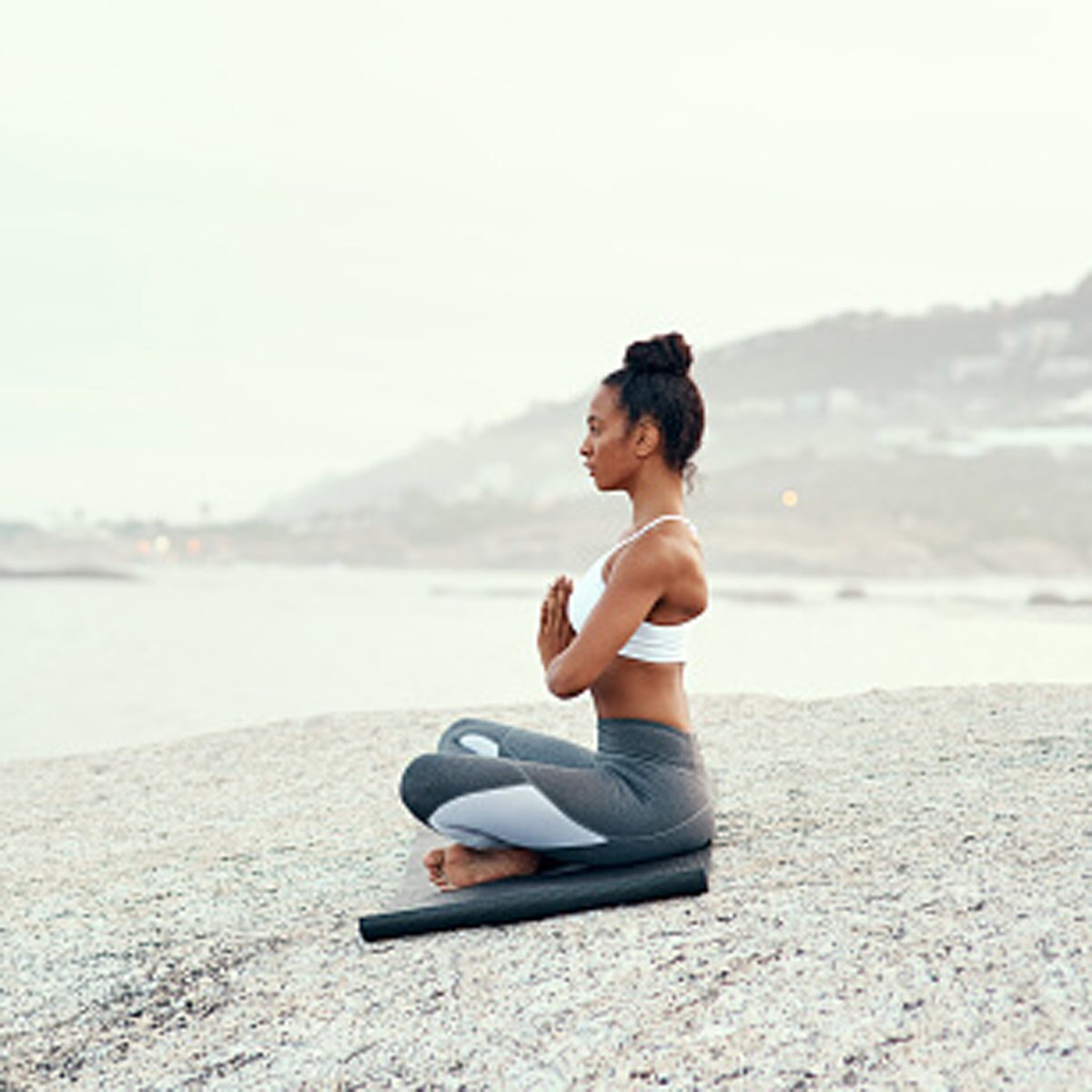 yoga woman bitten by iguana