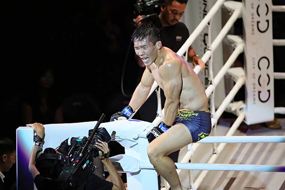 MMA fighter avoid clicking with ring girl