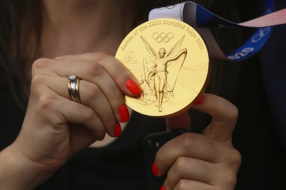 Japanese mayor eat gold medal