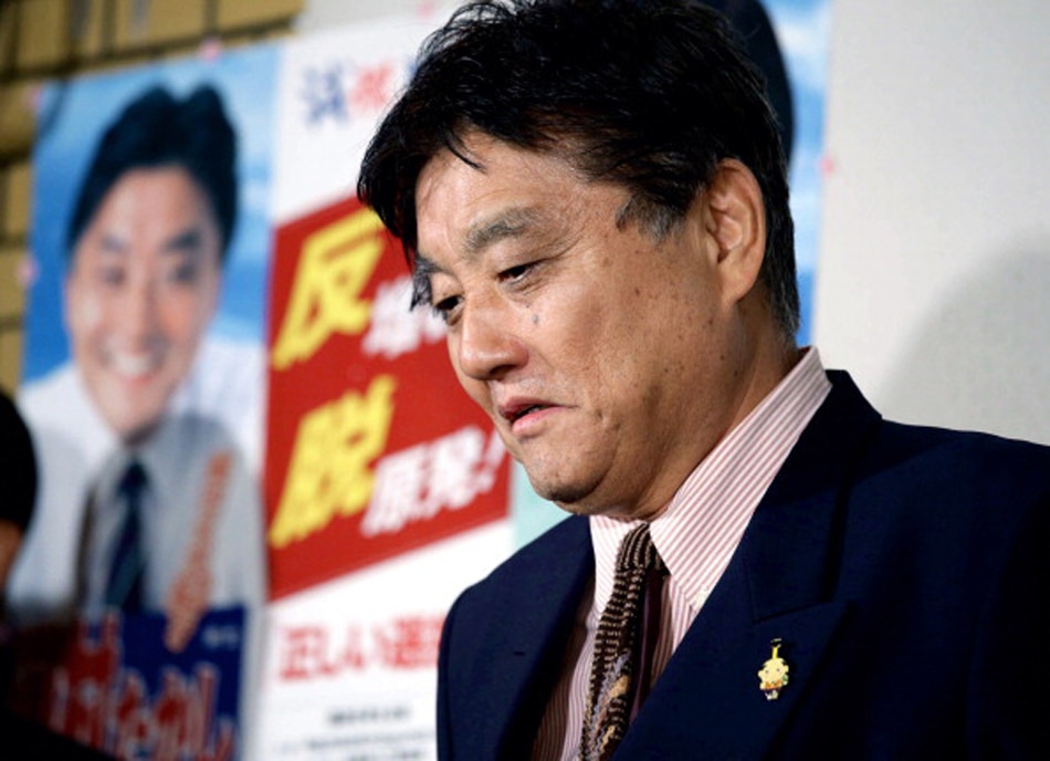 Japanese mayor eat gold medal