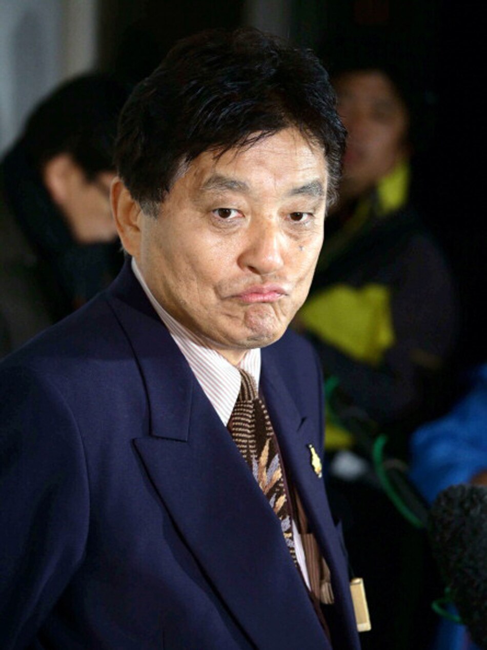 Japanese mayor eat gold medal