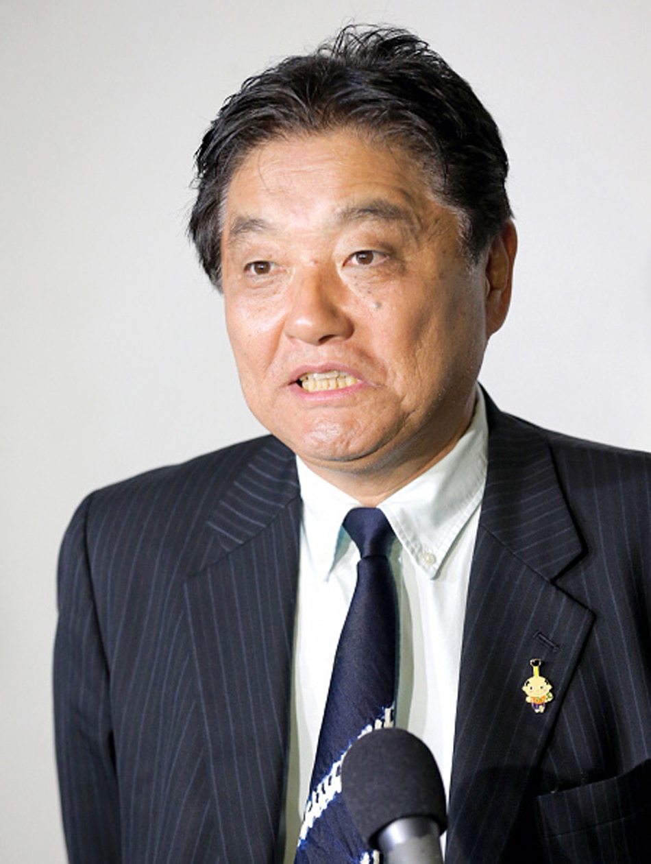 Japanese mayor eat gold medal