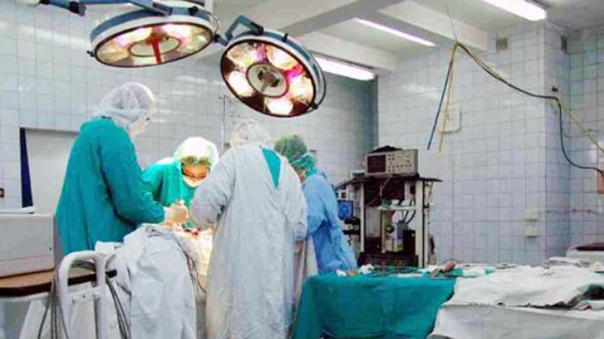 लिवर ट्रांसप्लांट के बाद अक्षत अपनी बहनों के साथ