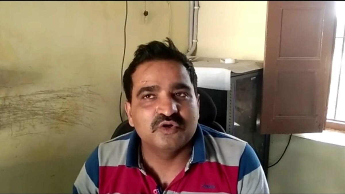 Girl reached the police station with husband after doing court marriage