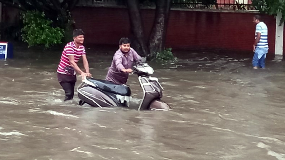 Delhi weather rainfall thunderstorm waterlogged