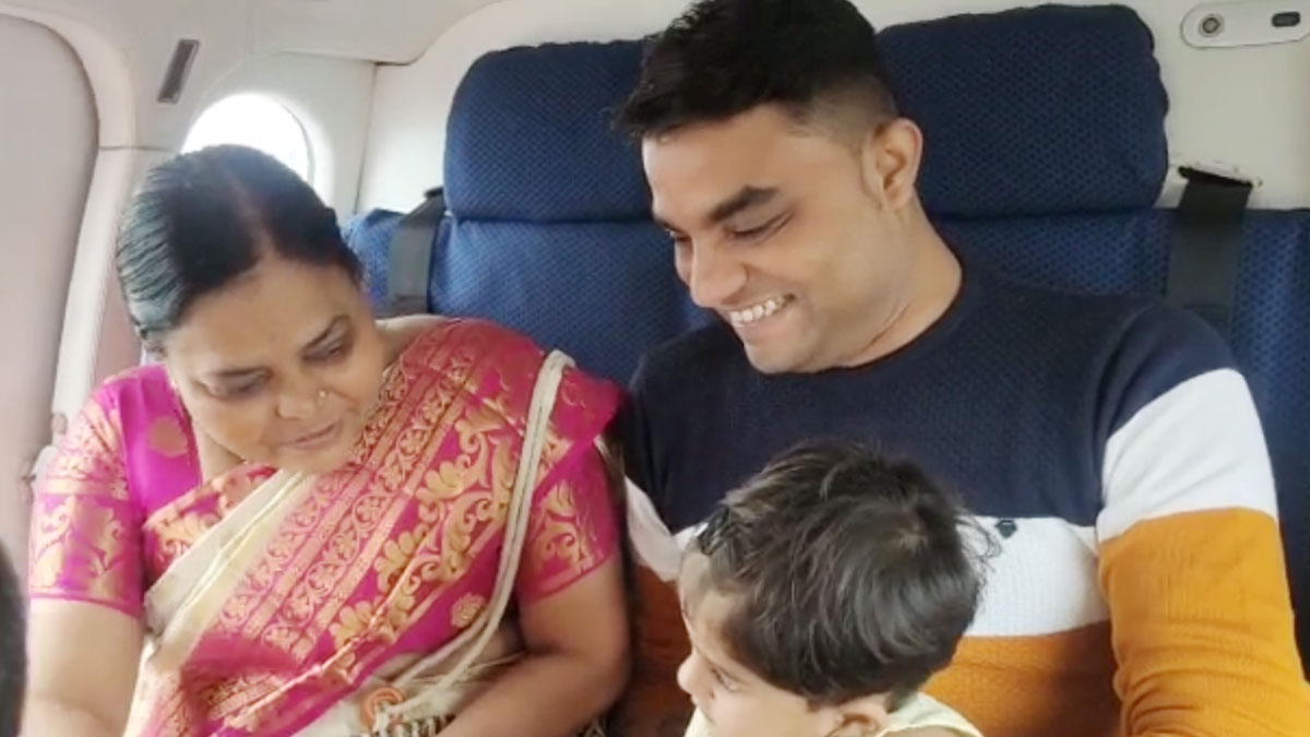 बेटे ने मां को दिया 50वें जन्मदिन पर सरप्राइज गिफ्ट, कराई हेलीकॉप्टर से सैर  