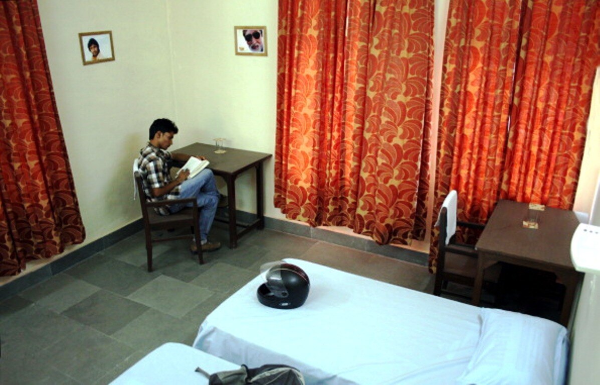 नियम हॉस्टल रूम पर भी लागू 
