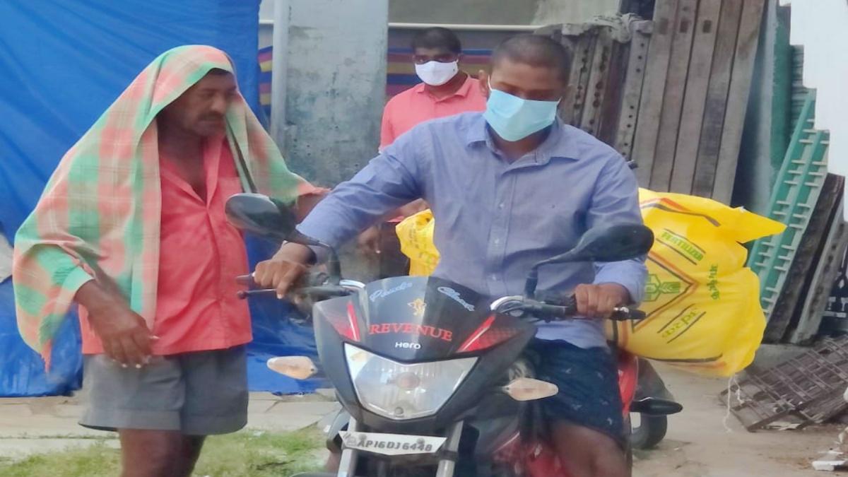 बाइक पर सवार IAS जी सूर्या प्रवीणचंद (फोटो- ट्विटर) 