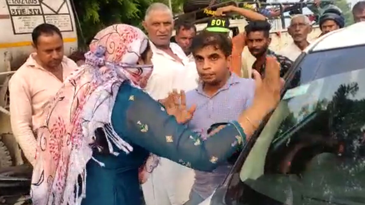 महिला ने कार सवार युवकों को पीटा 