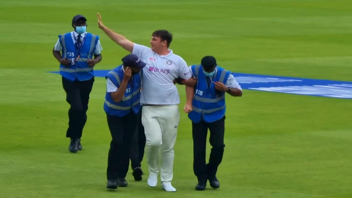 VIDEO: जब विराट की टीम में 'अनजान शख्स' आ गया, पिच पर करने लगा ऐसी हरकत