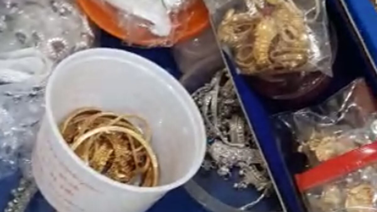 सिटी इंजीनियर और महिला क्लर्क को लोकायुक्त पुलिस ने रिश्वत लेते पकड़ा