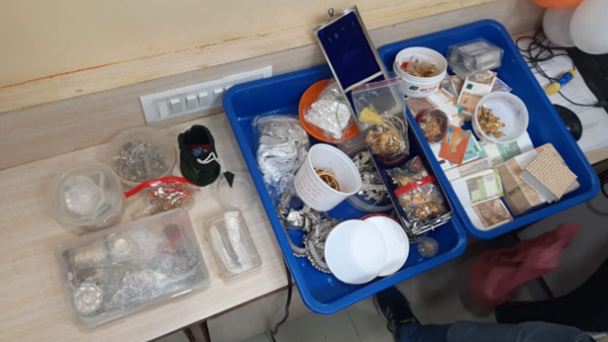 सिटी इंजीनियर और महिला क्लर्क को लोकायुक्त पुलिस ने रिश्वत लेते पकड़ा