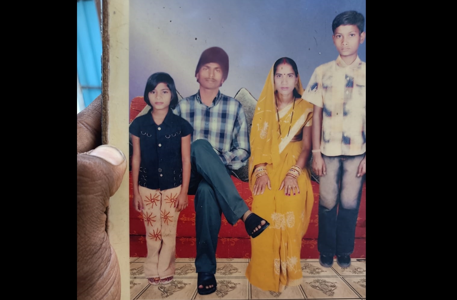 (परिवार के साथ उदय की तस्वीर)