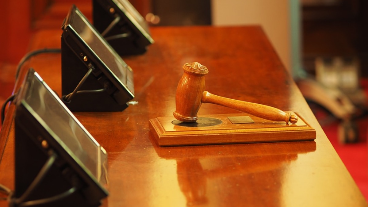 जज के खिलाफ प्रदर्शन