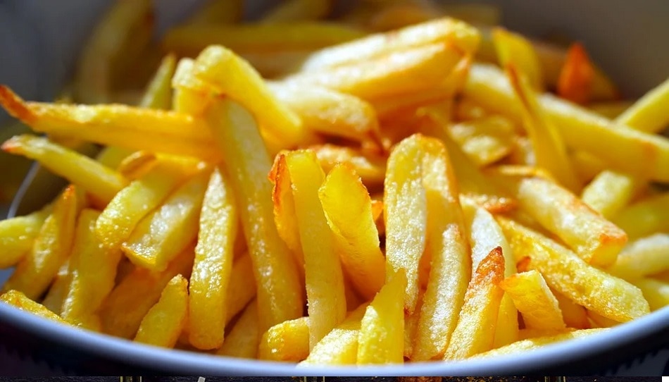 खांसी में ये 8 चीजें खाने की न करें गलती