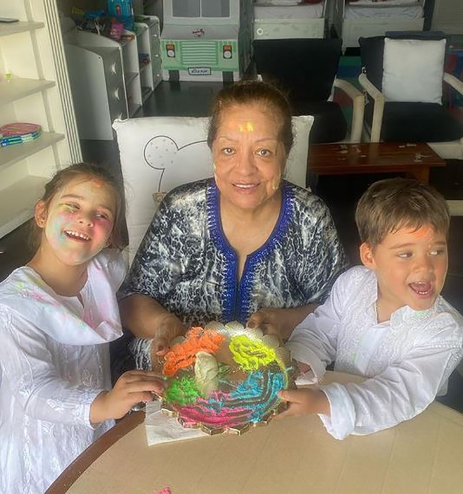 करण जौहर की मां हीरू संग यश और रूही