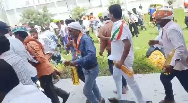 तिरंगा यात्रा में पेट्रोल की लूट