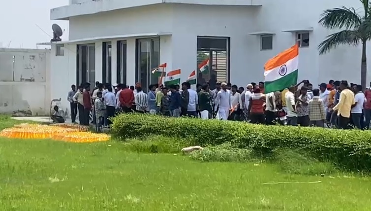 तिरंगा यात्रा में पेट्रोल की लूट