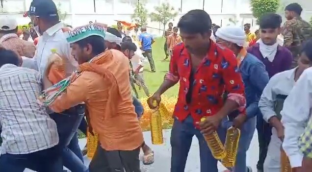 तिरंगा यात्रा में पेट्रोल की लूट