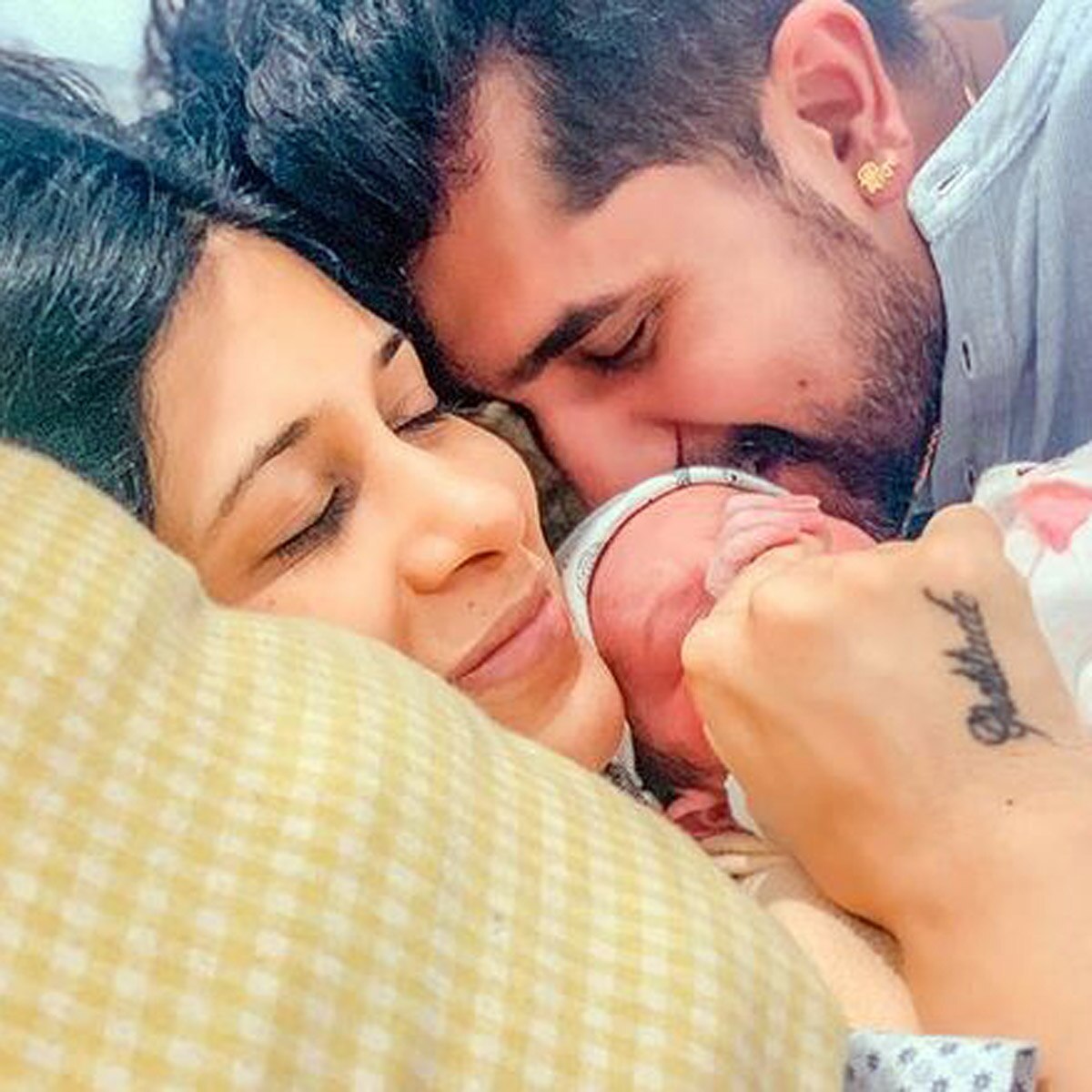 फैमिली संग किश्वर मर्चेंट