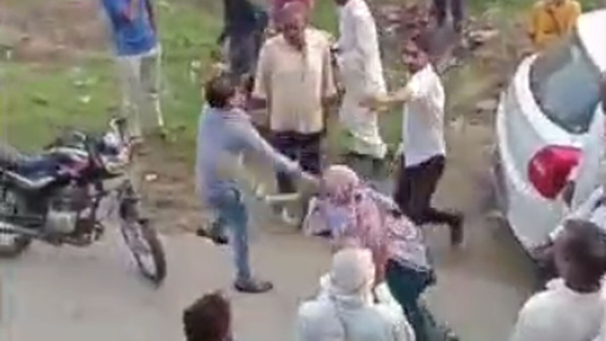 महिला ने कार सवार युवकों को पीटा 