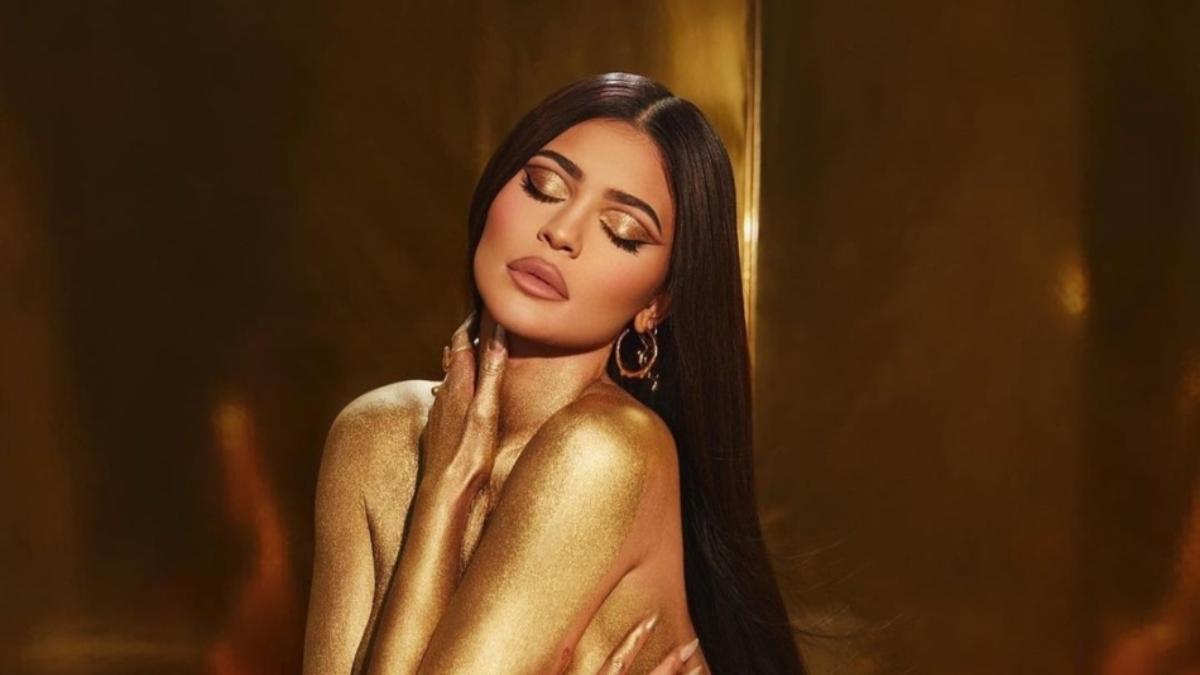 सिर से कमर तक गोल्डन मेकअप में ढकीं काइली जेनर, शेयर की टॉपलेस फोटोज