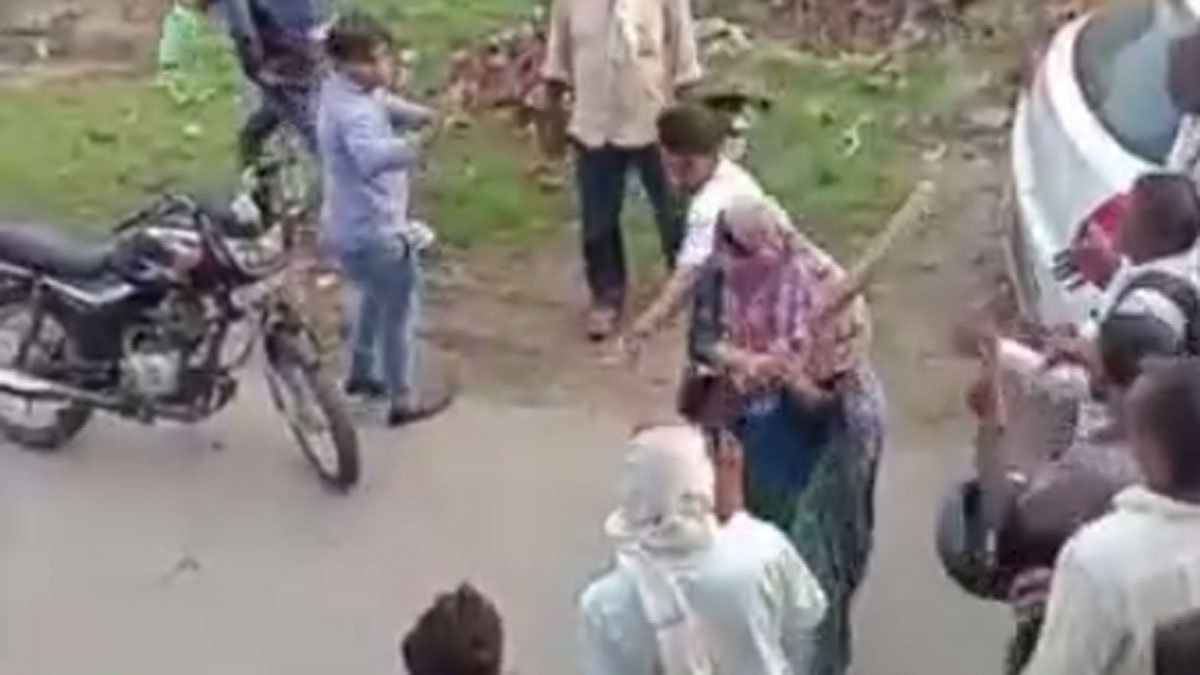 महिला ने कार सवार युवकों को पीटा 