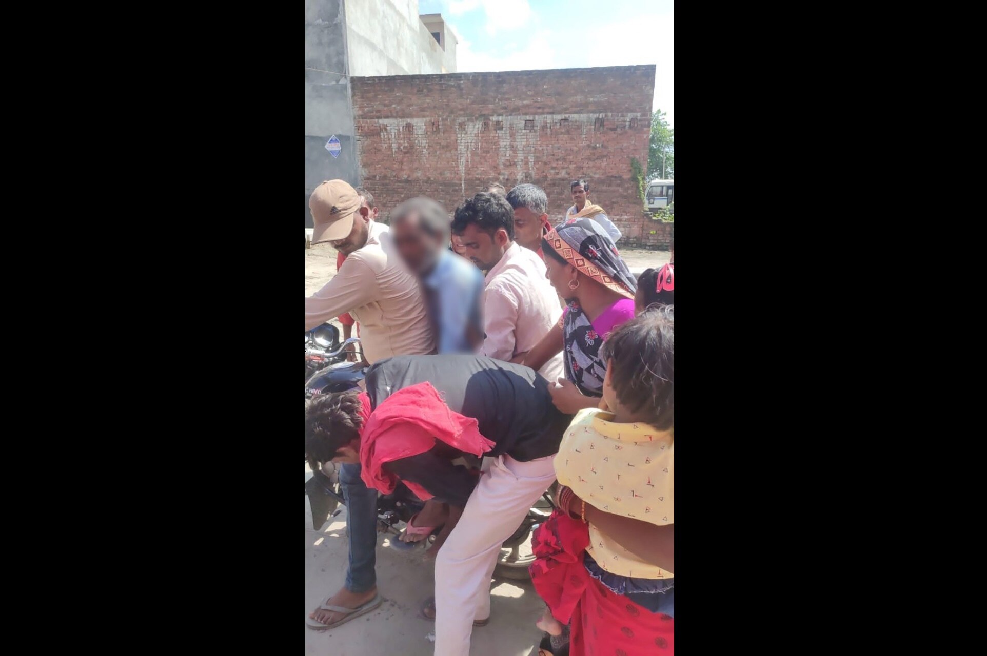 नहीं मिली एंबुलेंस तो पिता का शव बाइक पर ले गए बेटे