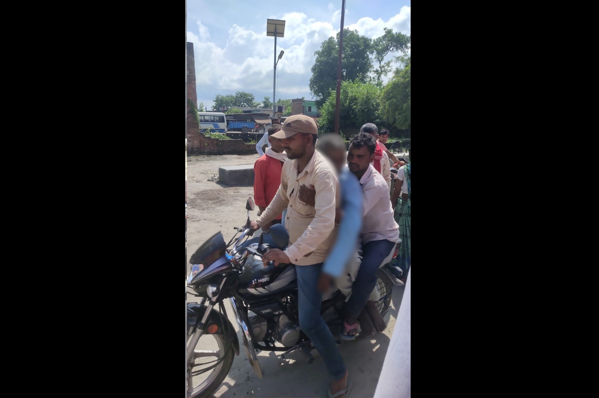 नहीं मिली एंबुलेंस तो पिता का शव बाइक पर ले गए बेटे