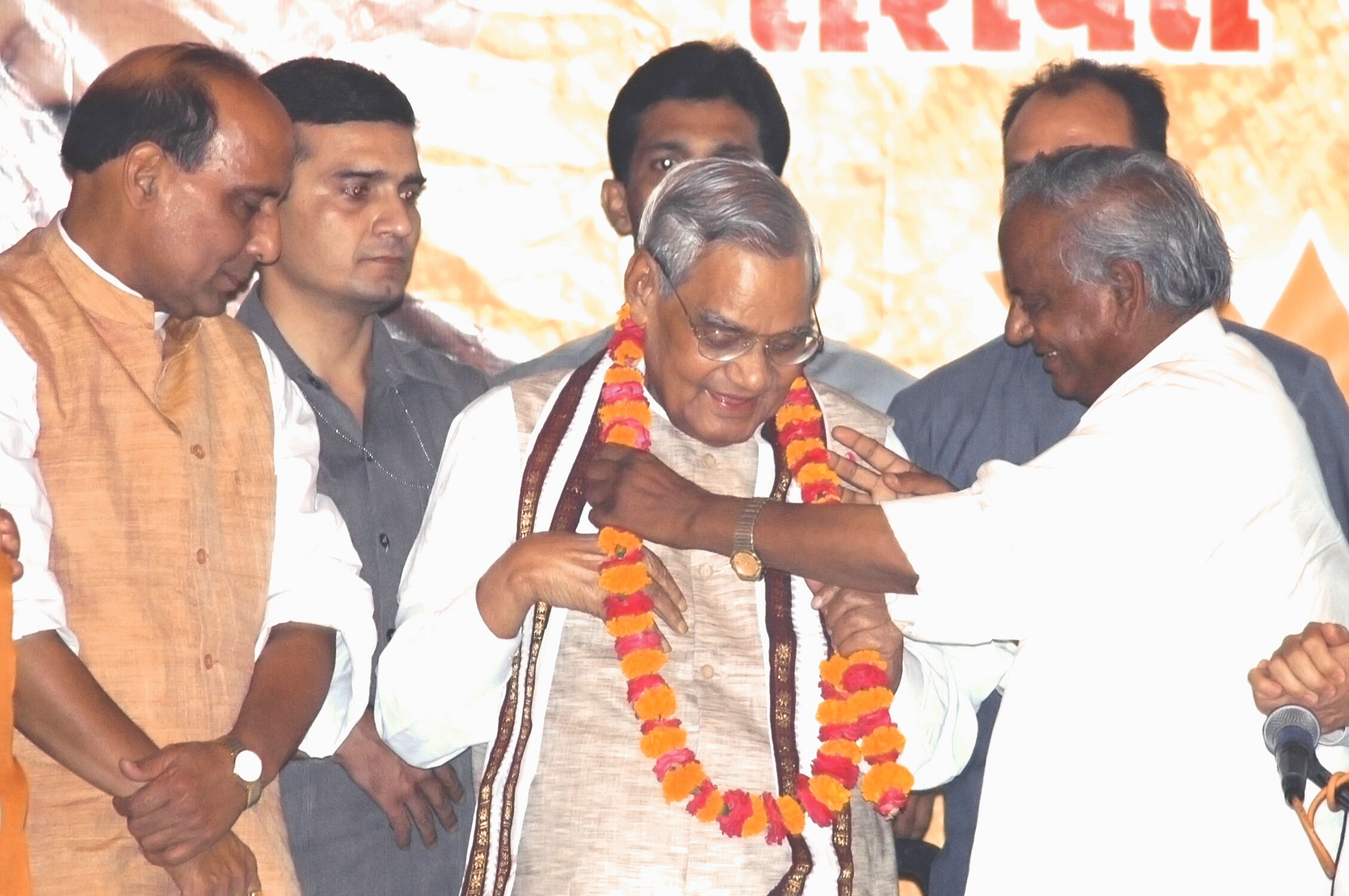 अटल बिहारी वाजपेयी को सम्मानित करते कल्याण सिंह