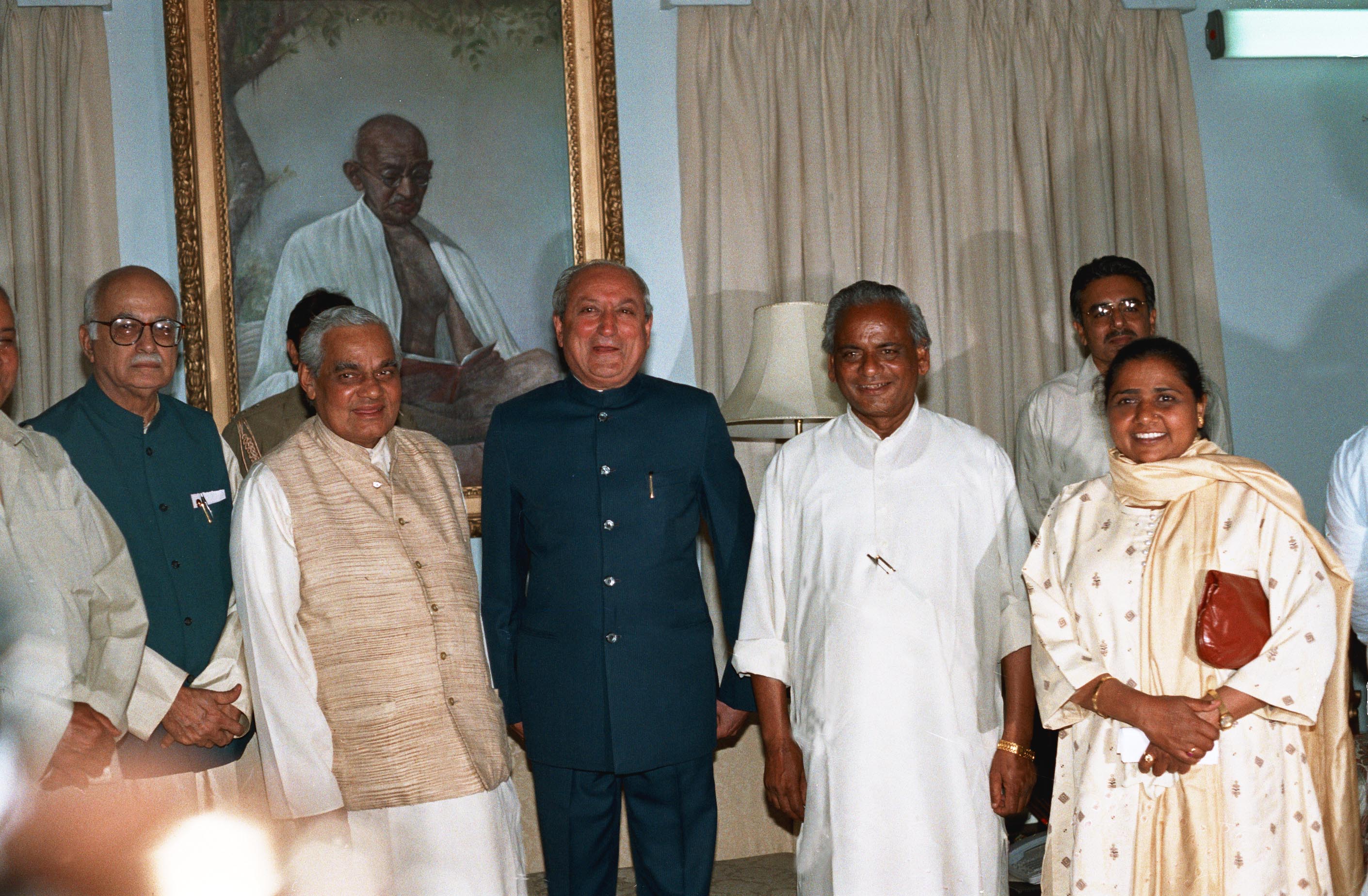 अटल बिहारी वाजपेयी, लालकृष्ण आडवाणी, बसपा प्रमुख मायावती के साथ कल्याण सिंह